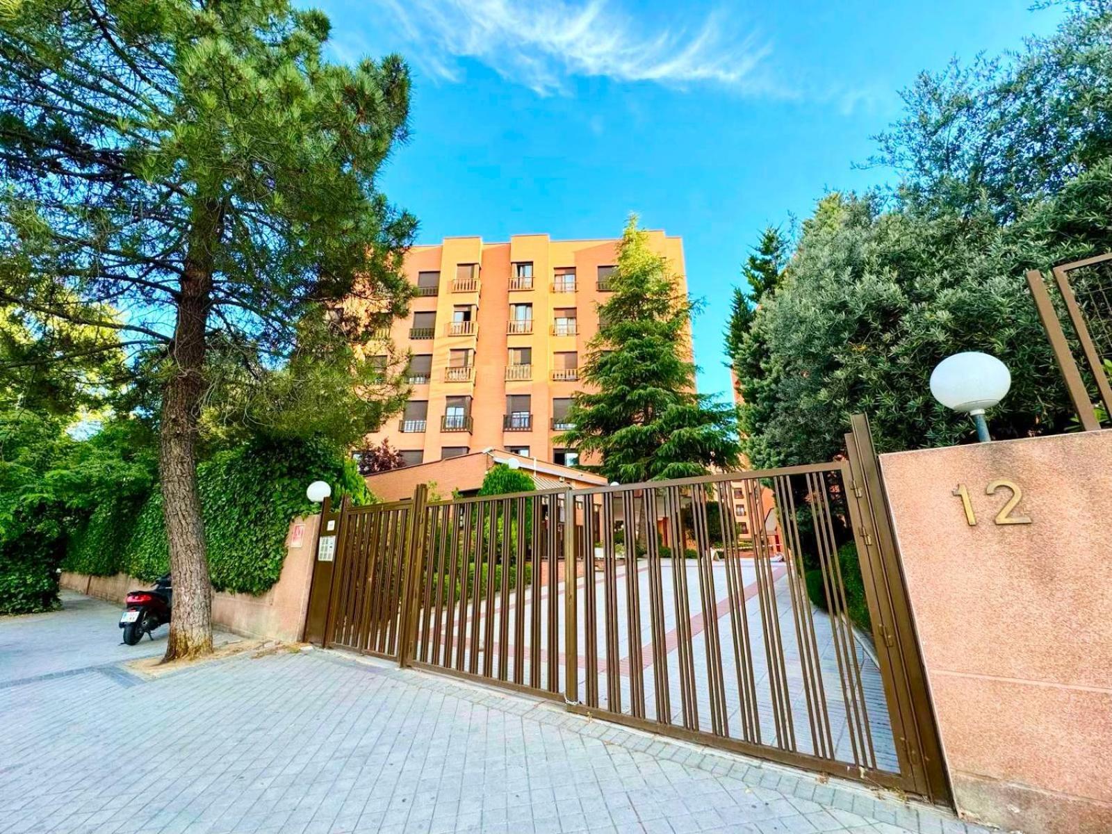 Airport Madrid Plenilunio Suites Green By Bebalmy Exterior foto